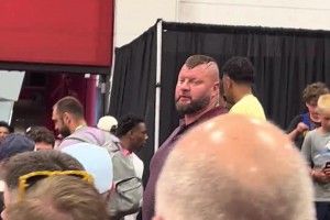 這也太大只了！網(wǎng)友現(xiàn)場拍到約基奇哥哥 難怪巴特勒避而遠之啊