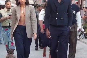 這我能看嗎？杰倫-布朗女友的著裝這么大膽，竟然真空上陣！