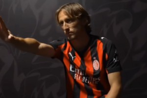 魔笛加盟米蘭的一天是怎么度過的？換上這身球衣咱有點(diǎn)不適應(yīng)