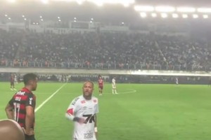 桑托斯球迷辱罵達(dá)尼洛，內(nèi)馬爾與自家球迷理論并讓他們尊敬對手