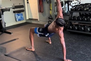 天賦不會(huì)給你刀刻般的肌肉！亞歷山大休賽期繼續(xù)苦練