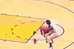 普爾這也太慘了??！2K中驚現(xiàn)追夢在比賽中將普爾暴揍一頓！