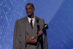 亞歷山大領(lǐng)完獎(jiǎng)杯后，和身材壯碩的老黑妹子有說有笑！妹子對(duì)著SGA嬌羞聳肩