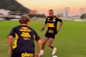 內(nèi)馬爾和13歲兒子踢野球，孩子看著是真的沒天賦啊