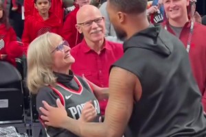 現(xiàn)在重新回家了！此前利拉德代表雄鹿重返開拓者時和球迷暖心擁抱