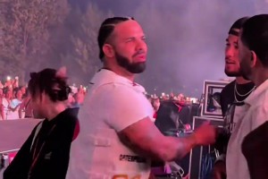 關(guān)系很好??！說(shuō)唱歌手“公鴨”Drake跳下臺(tái) 與布克熱情互動(dòng)