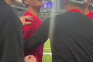 賽前被天津球迷問候家人后，韋世豪回應(yīng)：你下來，下來！