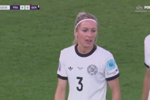 活久見！德國女足禁區(qū)內拉拽對手頭發(fā)犯規(guī)，被判罰紅點套餐！