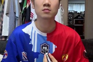 被指蹭熱度？舊將榮昊涂黑球衣前的泰達隊徽，聲援韋世豪？