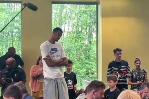 文班亞馬現(xiàn)身自家舉辦的活動！