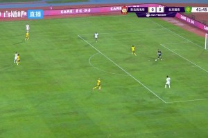 侯森這腳傳球有點(diǎn)離譜，直接飛出邊線