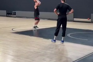 申京和范喬丹在土耳其一起訓練罰籃