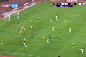 王剛上半場(chǎng)23分鐘已叉腰，解說：畢竟36歲了，已經(jīng)有點(diǎn)撐著了