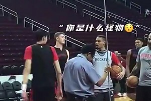 周琦在火箭展示自己的摸高天賦，把一旁的保羅和哈登給看呆了