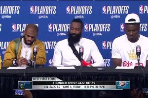 名場面：卡佩拉身穿餅皇T恤和哈登保羅一起接受采訪！