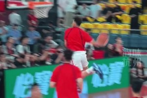 中國(guó)男籃vs委內(nèi)瑞拉熱身賽 廣州小將李祥波秀大風(fēng)車暴扣