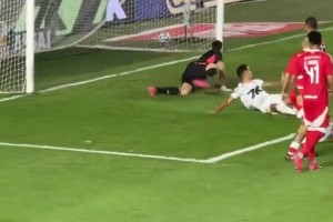 內(nèi)馬爾誤以為進球后滑跪慶祝+爆踢角旗桿