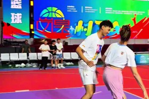 大洋馬真有活！1米85俄羅斯美女在嵐皋村BA大秀籃球球技