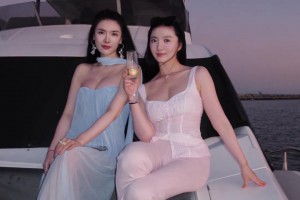 好身材??！此前和巴特勒一起逛賭城的華人美女和閨蜜坐游艇出海~