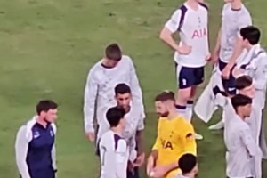 謙讓！孫興慜賽后不想戴隊長袖標，羅梅羅強行為其戴上