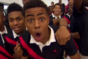 格里芬美國隊訓(xùn)練表演炸扣乍一看，圍觀小孩里好多未來球星！