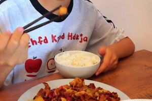 80后夫妻花費(fèi)200萬送女孩去西班牙踢球，青訓(xùn)成本是真高啊…