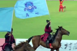 江蘇太內(nèi)卷了！來看“揚(yáng)超”超燃現(xiàn)場：馬隊(duì)扛九域戰(zhàn)旗進(jìn)場