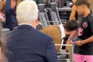 蘇牙兒子搶了梅西的座位，梅西面對調(diào)皮的小孩只能無奈讓座