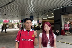 路人和韋世豪老婆合照，但這街拍的質(zhì)量是真的一點(diǎn)圖都不修嘛