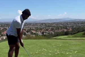 緊緊跟隨父親的步伐！湖人球員布朗尼也開始練習(xí)高爾夫球了