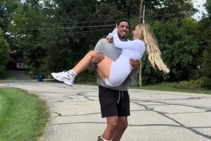 浪漫啊！哈利伯頓和女友散步 突然一個(gè)公主抱給女友抱起來(lái)~