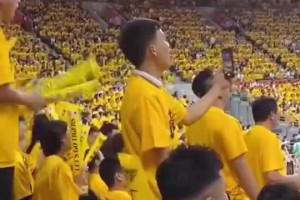 比臟話還有殺傷力？客場球迷唱《世上只有媽媽好》，張鎮(zhèn)麟母子面色鐵青