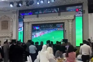 哈薩克斯坦的一場(chǎng)婚禮暫停，大家慶祝阿拉木圖闖進(jìn)歐冠正賽