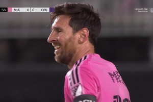 梅西鼓掌苦笑！梅西突破踉蹌倒地，裁判未給判罰