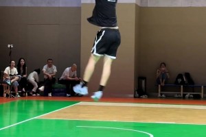 籃下原地起跳暴扣，有一說一張鎮(zhèn)麟的身體素質(zhì)在CBA相當炸裂！