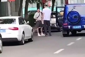 這下金金真去上海了！球迷此前拍到張鎮(zhèn)麟與趙繼偉依依不舍地?fù)肀? >
                                        </div>
                                    </div>
                                                                        <div   id=