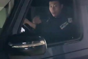 這車霸氣啊！球迷此前在停車場偶遇開大G的張鎮(zhèn)麟