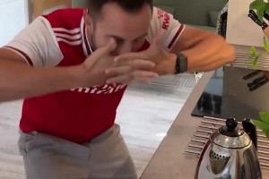 外媒惡搞：當(dāng)你做任何事都配上約克雷斯的面具慶祝