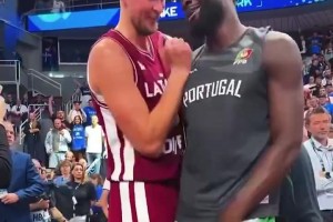 2米13的葡萄牙中鋒科塔，在波神面前，感覺像小個(gè)球員