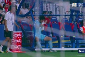 情緒崩潰！蘇超蘇州門將紀(jì)振勇超巨失誤后被換下徑直走回更衣室