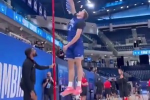 天賦如何？狀元弗拉格此前聯(lián)合試訓(xùn)垂直彈跳測(cè)試結(jié)果：90厘米！