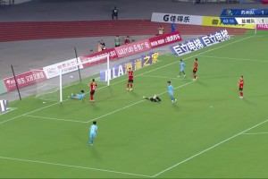 失點(diǎn)四分鐘后遭懲罰！蘇州隊(duì)門(mén)將郭昊出擊失誤送盛家豪包抄得手