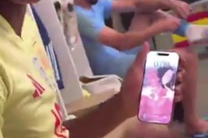 熱戀期亞馬爾在更衣室向隊(duì)友展示自己的手機(jī)壁紙