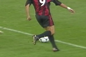 值得回味！B費(fèi)抓住對(duì)方失誤，接近半場(chǎng)的吊射破門(mén)