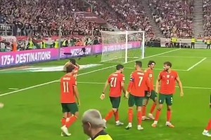 坎塞洛挑釁匈牙利球迷！C羅看到后阻止并向球迷道歉