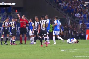 得不償失！當著裁判面報復對手！裁判：你簡直無法無天，紅牌！