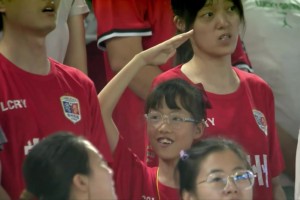 人民有信仰 ！蘇超比賽奏國(guó)歌時(shí)，一名小女孩行少先隊(duì)隊(duì)禮