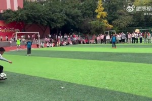 穆里尼奧從費(fèi)內(nèi)巴切離職后首次公開亮相，老頭回到波爾圖看比賽~