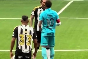 內(nèi)馬爾被惡意拉拽后怒了，與對(duì)手對(duì)噴