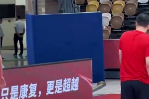 能學到多少？王治郅訓練中上場指導周琦的腳步